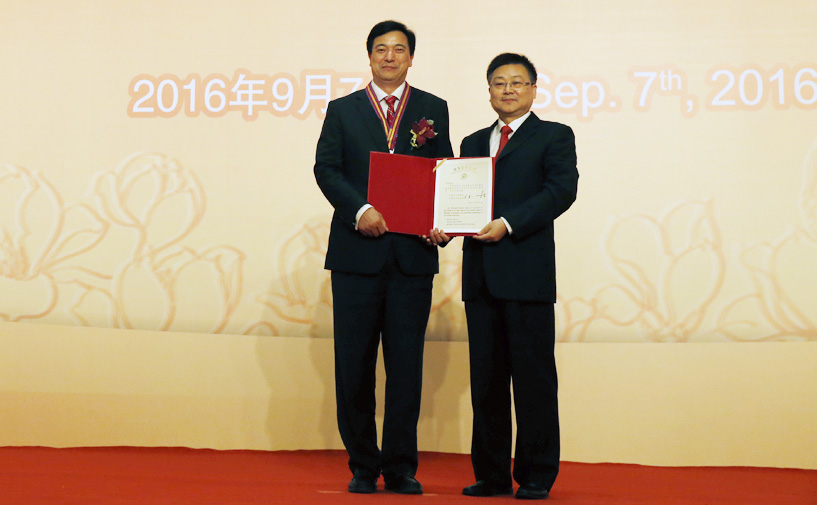 上海市政府外办主任张小松向金刚授予“白玉兰纪念奖”奖牌和证书