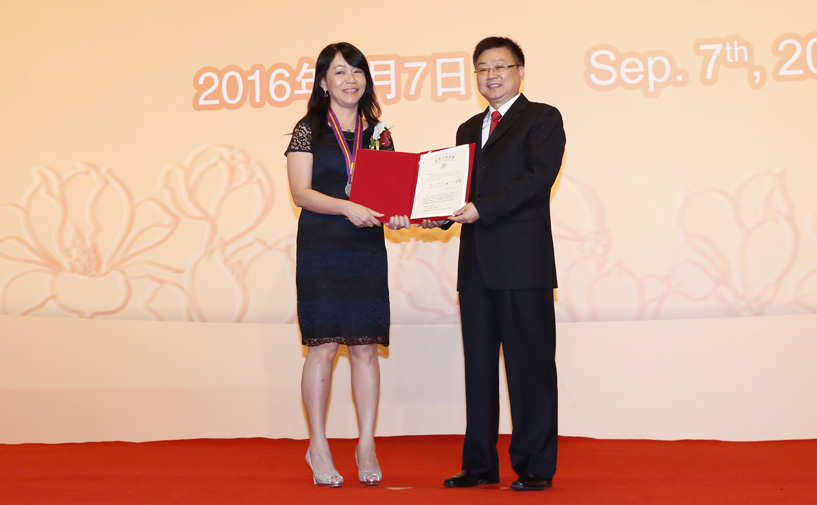 上海市政府外办主任张小松向杜婉芬授予“白玉兰纪念奖”奖牌和证书