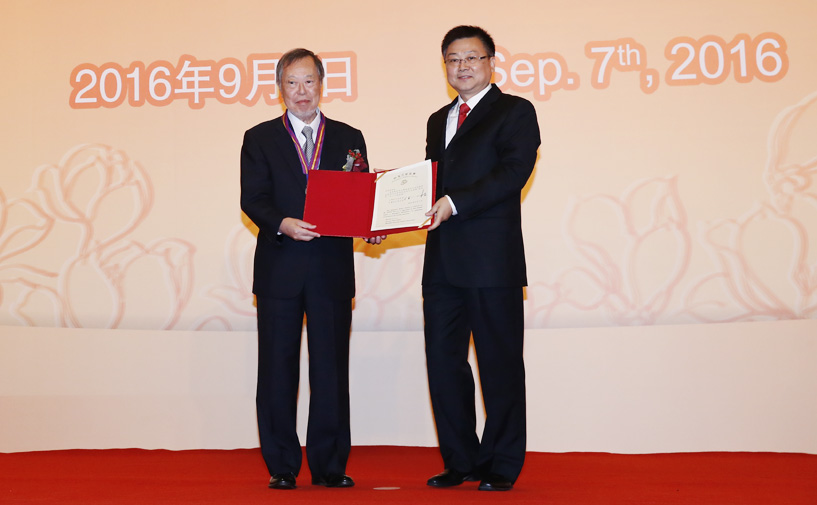 上海市政府外办主任张小松向北本丰授予“白玉兰纪念奖”奖牌和证书