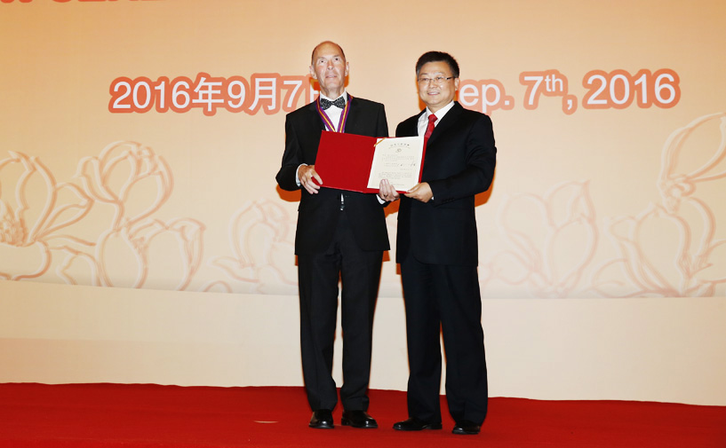 上海市政府外办主任张小松向阿瑟·赫尔加松授予“白玉兰纪念奖”奖牌和证书